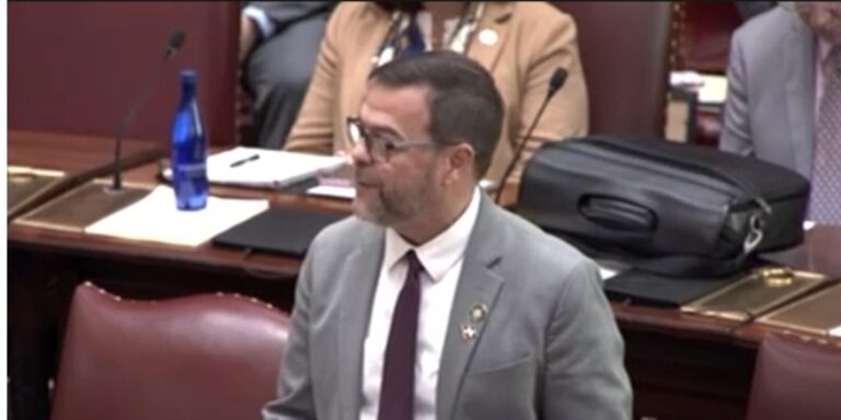 Senador Luis R. Sepúlveda y asambleísta George Álvarez entregan Resolución de Independencia al consul Jesus Vásquez Martínez