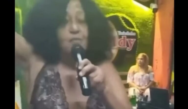 Señora es apresada por cantar el Himno nacional en Dembow