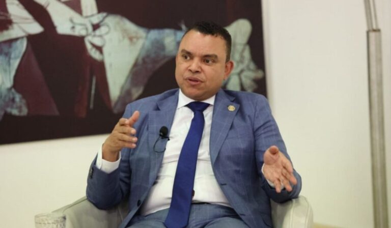 SNS elimina contratos privados y auditará equipos médicos del Estado