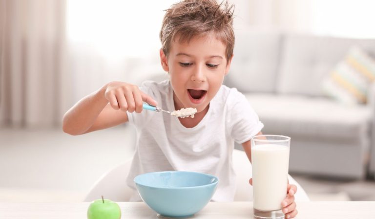 Te contamos ¿Cómo hacer desayunos rápidos, fáciles y nutritivos para los más pequeños?