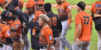 Toros remontan y vencen en extra innings a las Águilas