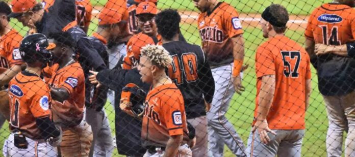 Toros remontan y vencen en extra innings a las Águilas