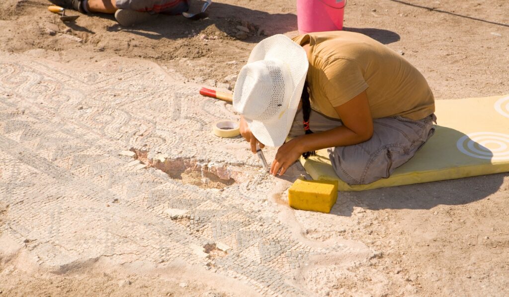 Arqueólogo trabajando en mosaico antiguo