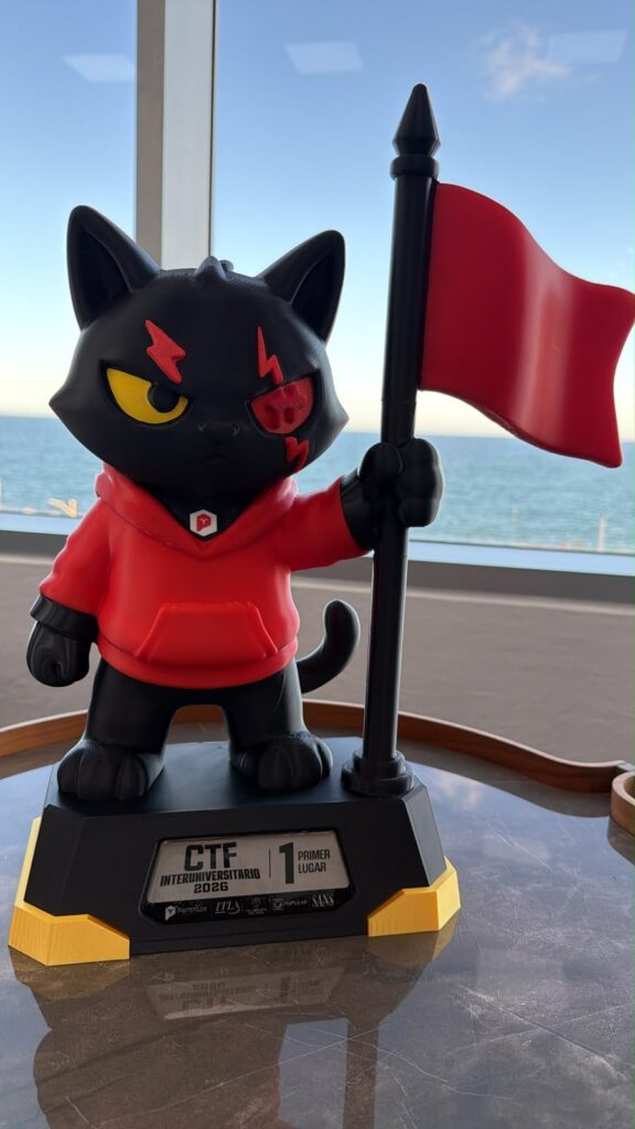 Trofeo de gato negro con capucha roja, sosteniendo una bandera roja.