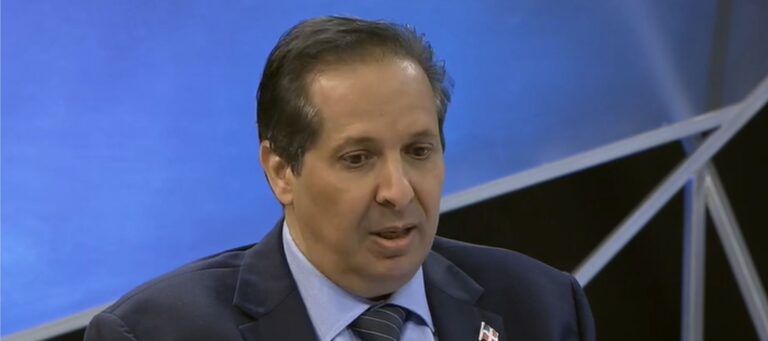 Vea MckinneyTV sábados a las 11:00PM,por Color Visión