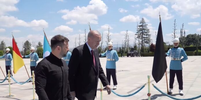 zelensky llega a turquía,putin ausente en diálogo de paz