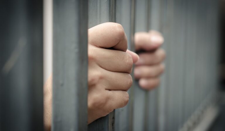 ¡Alerta! Médico es arrestado por presunto abuso sexual contra paciente en policlínica de Las Guárana
