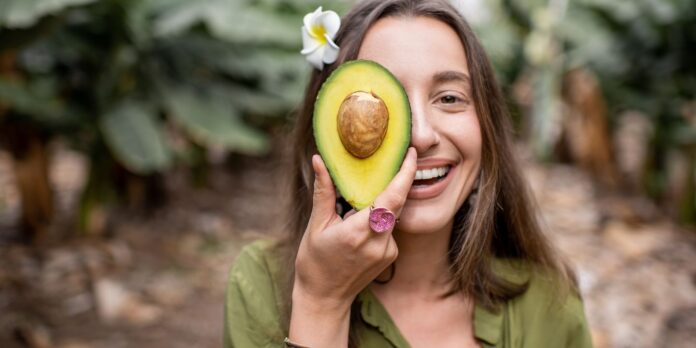 ¿conoces las bondades del aguacate para la belleza de tu cabello