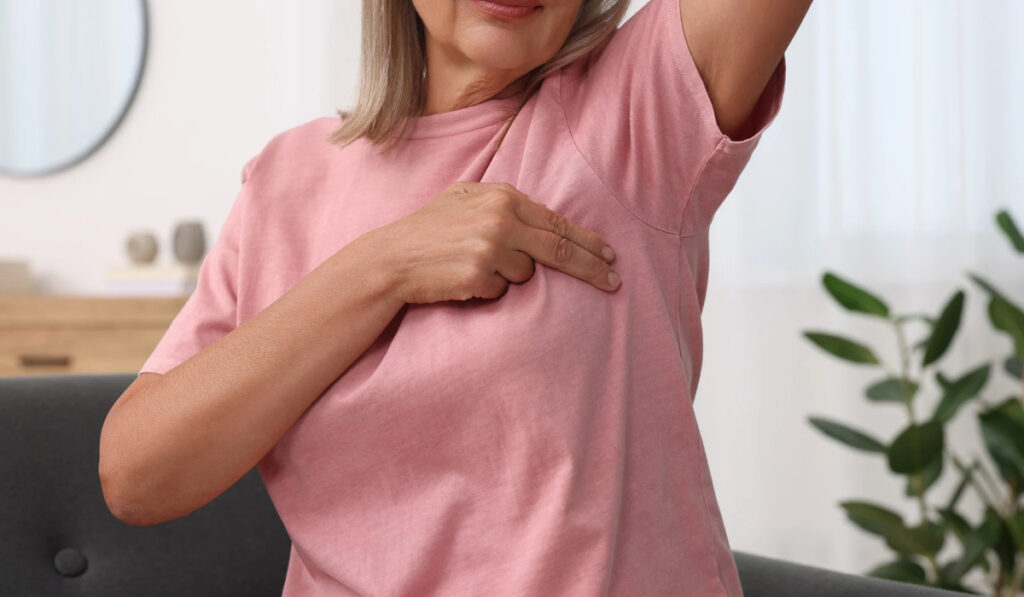 Mujer examinándose la axila
